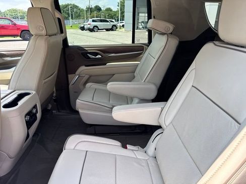 Used 2021 GMC Yukon XL Denali w/ Denali Premium Package AWD/4WD image 12