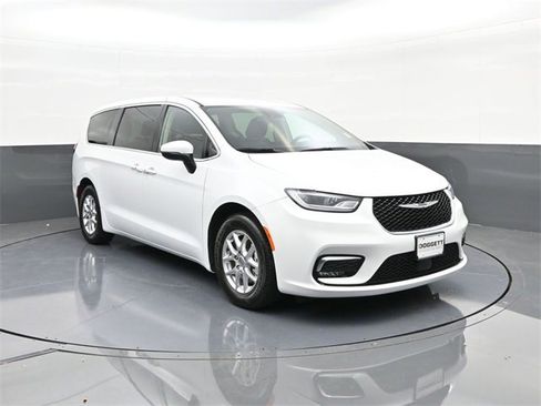 Used 2023 Chrysler Pacifica Touring-L image 22