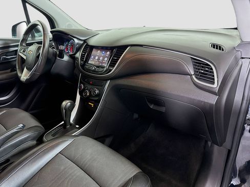 Used 2020 Chevrolet Trax LT w/ LT Convenience Package image 30