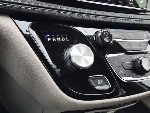 Used 2024 Chrysler Pacifica Select image 21