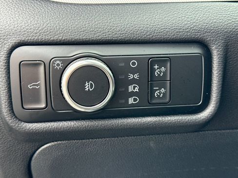 Used 2024 Ford Explorer XLT w/ XLT Sport Appearance Package AWD/4WD image 19