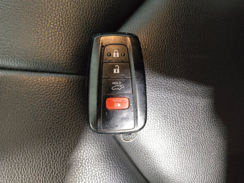 Used 2021 Toyota Highlander XLE AWD/4WD image 32