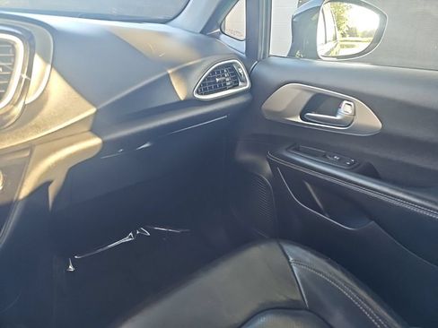 Used 2018 Chrysler Pacifica Touring-L w/ Premium Audio Group FWD image 25