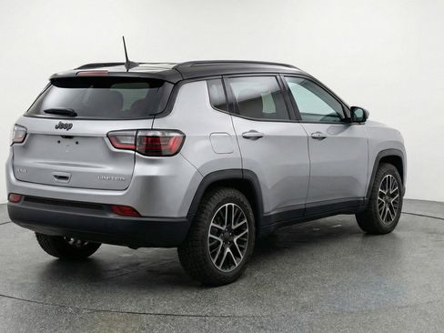 Used 2025 Jeep Compass Trailhawk image 9