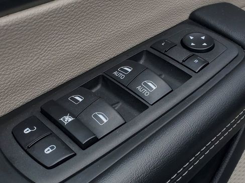 Used 2023 Chrysler Pacifica Touring-L image 16