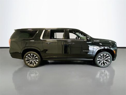 New 2026 Chevrolet Suburban High Country image 9