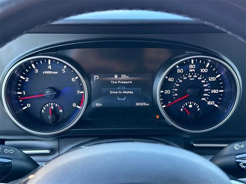 Used 2022 Kia Carnival LX image 32