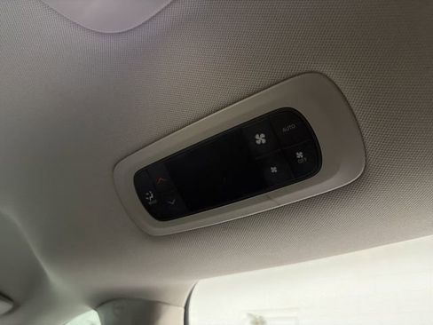 Used 2024 Chrysler Pacifica Touring-L image 19