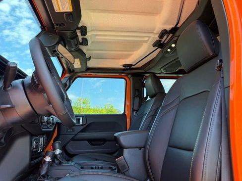 Used 2025 Jeep Gladiator Sport AWD/4WD image 25
