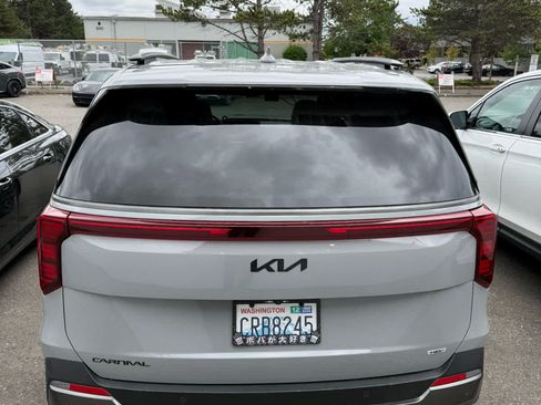 Used 2025 Kia Carnival SX w/ SX Dark Edition Package FWD image 4