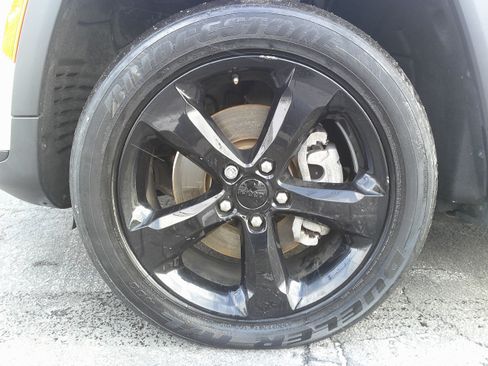 Used 2022 Jeep Grand Cherokee L Laredo image 13