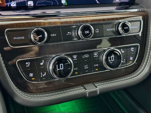 Used 2022 Bentley Bentayga AWD/4WD image 23