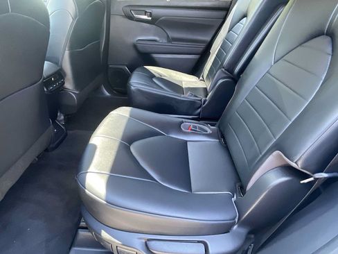 Used 2023 Toyota Highlander XLE FWD image 9