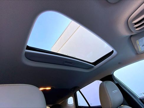 Used 2025 Chevrolet Trax ACTIV w/ Sunroof Package image 14