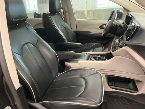 Used 2022 Chrysler Pacifica Limited AWD/4WD image 32