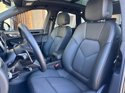Certified 2025 Porsche Macan image 5