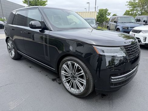 Used 2025 Land Rover Range Rover SE AWD/4WD image 2