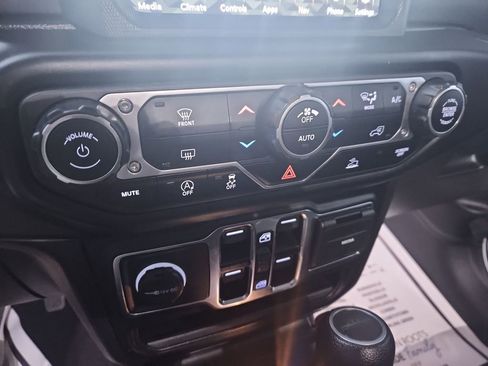 Used 2023 Jeep Gladiator Sport AWD/4WD image 19