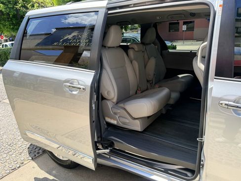 Used 2015 Toyota Sienna XLE Premium image 18