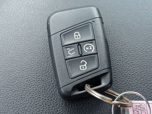 Used 2021 Volkswagen Atlas Cross Sport SE image 31