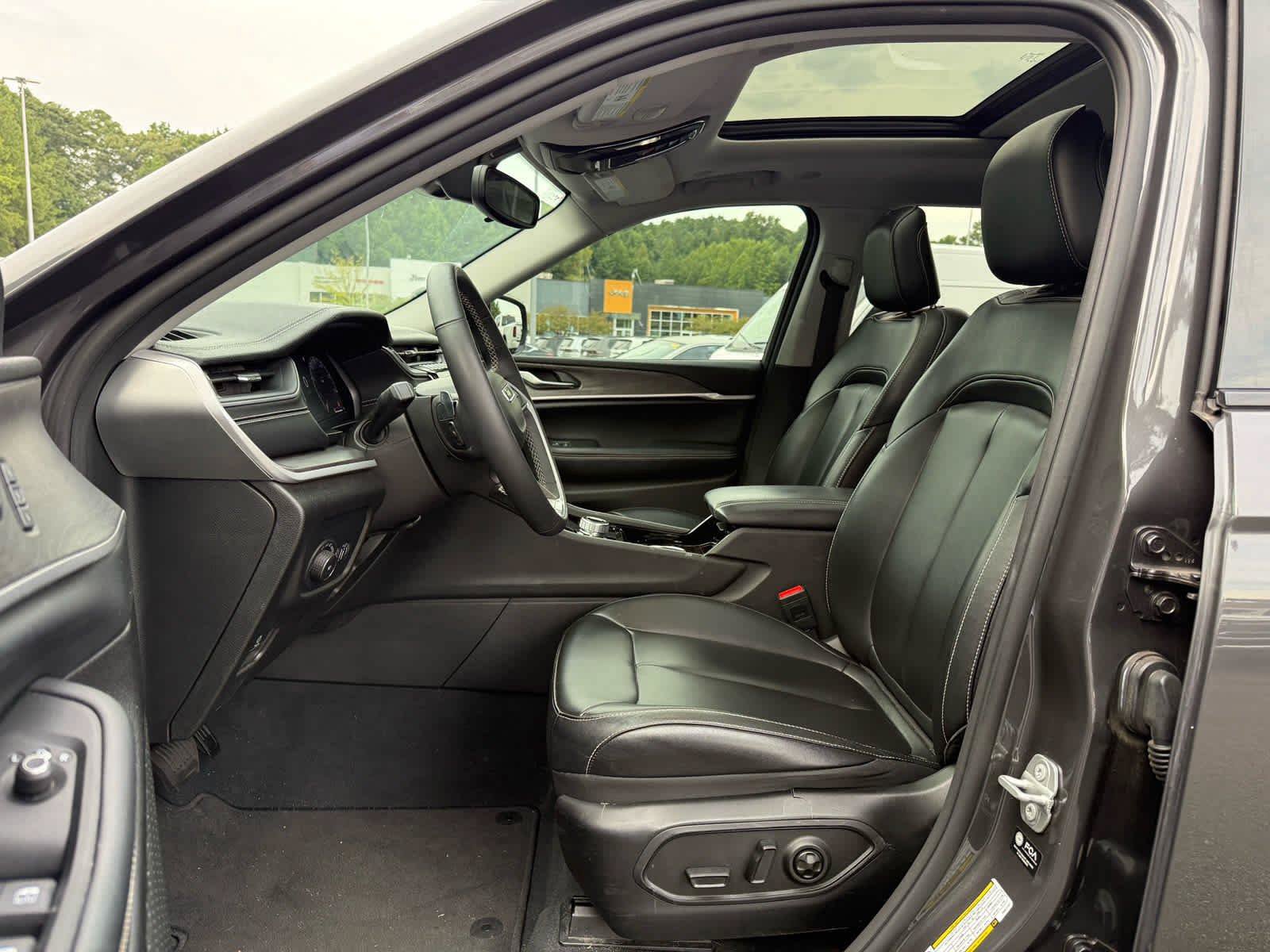 Used 2023 Jeep Grand Cherokee L Limited AWD/4WD image 12
