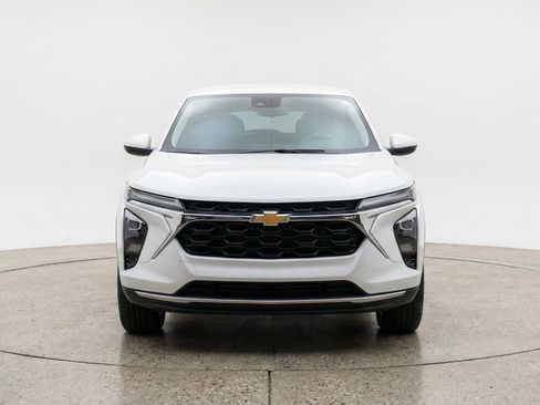 Used 2025 Chevrolet Trax LT w/ LT Convenience Package image 2