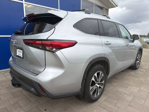 Used 2022 Toyota Highlander XLE AWD/4WD image 7
