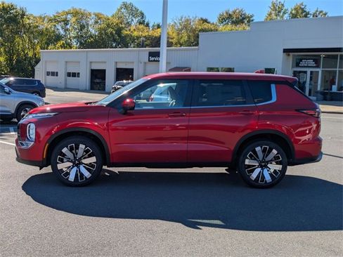 New 2025 Mitsubishi Outlander SE image 6