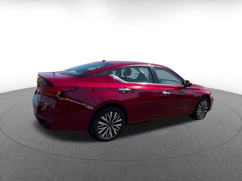 Used 2025 Nissan Altima 2.5 SV FWD image 14
