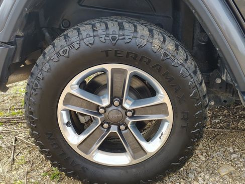 Used 2018 Jeep Wrangler Unlimited Sahara AWD/4WD image 13