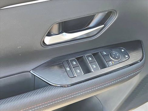 Used 2025 Nissan Kicks SR FWD image 11