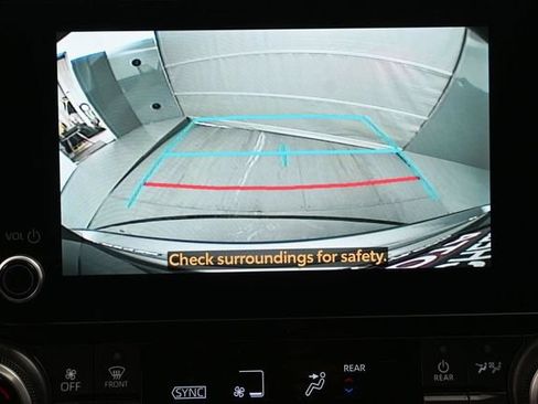 Used 2023 Toyota Highlander XLE AWD/4WD image 12
