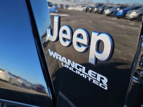 Used 2018 Jeep Wrangler Unlimited Sahara image 29