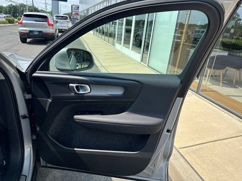 Certified 2025 Volvo XC40 B5 Plus AWD/4WD image 14