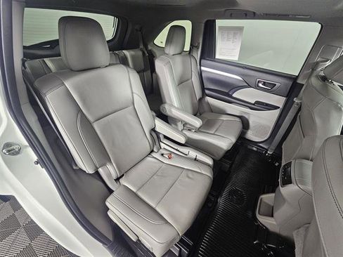 Used 2019 Toyota Highlander XLE image 17