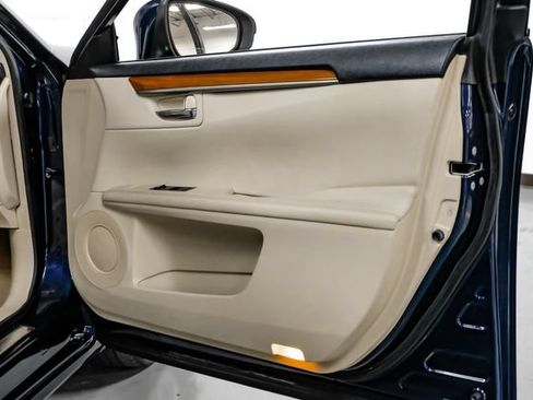 Used 2014 Lexus ES 300h w/ Luxury Package w/Bamboo Trim FWD image 39