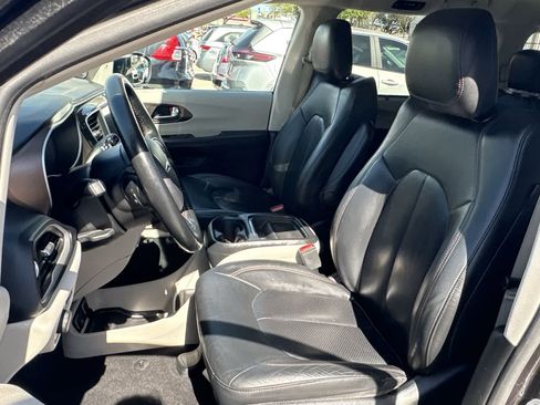 Used 2019 Chrysler Pacifica Touring-L image 22