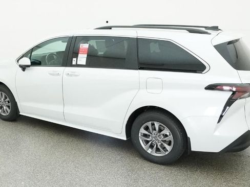 New 2026 Toyota Sienna XLE image 4