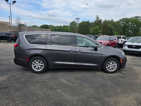 Used 2023 Chrysler Pacifica Touring-L FWD image 6