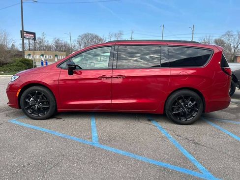Used 2025 Chrysler Pacifica Limited image 8