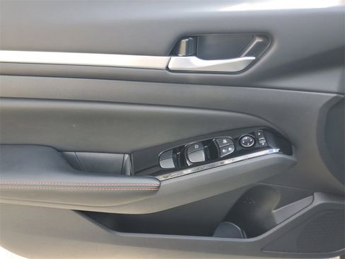 Certified 2025 Nissan Altima 2.5 SR image 19