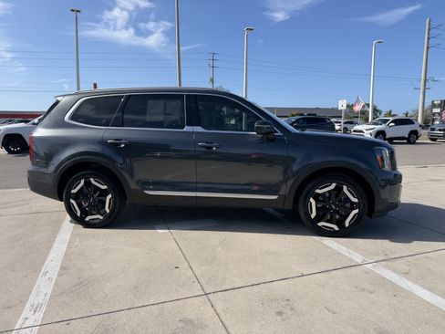 Certified 2023 Kia Telluride S image 3