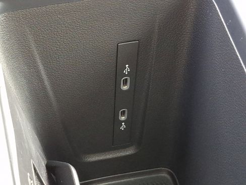 Used 2025 Volkswagen Tiguan SE image 24