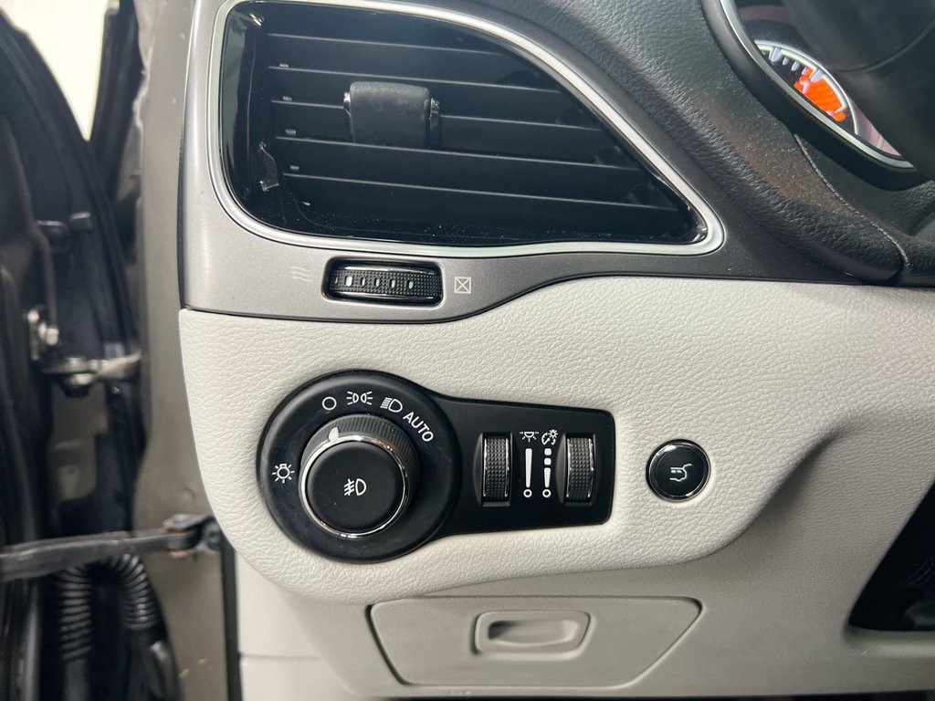 Used 2019 Jeep Cherokee Limited AWD/4WD image 18