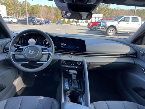 Certified 2025 Hyundai Elantra SEL w/ Cargo Package image 8