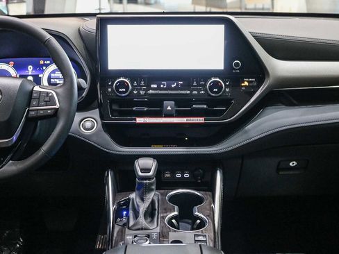 New 2026 Toyota Highlander Limited image 16