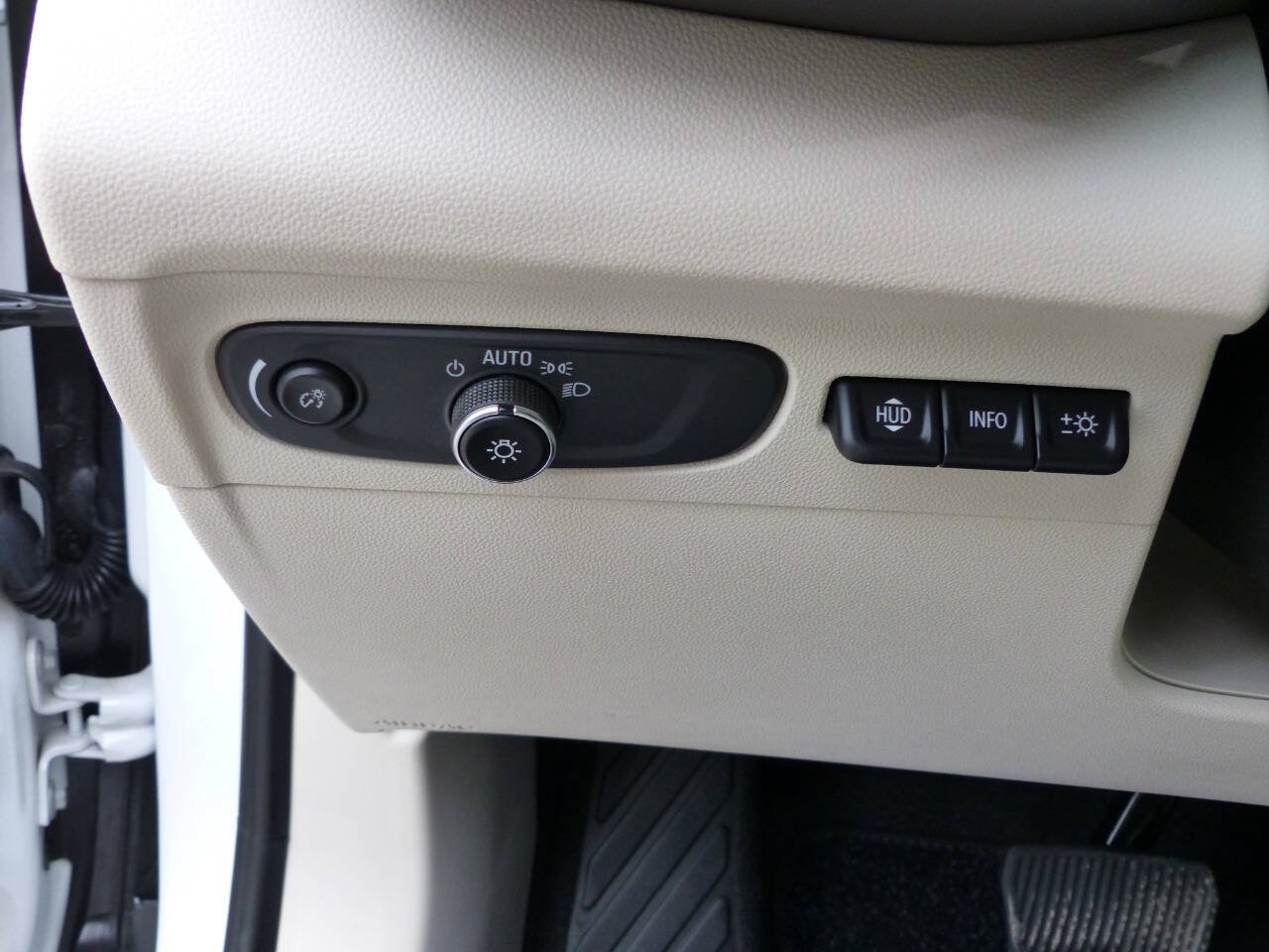 Used 2023 Buick Envision Avenir AWD/4WD image 25