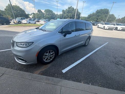Used 2024 Chrysler Pacifica Touring-L FWD image 1