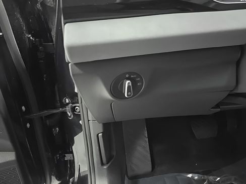 Used 2025 Volkswagen Jetta SE image 11