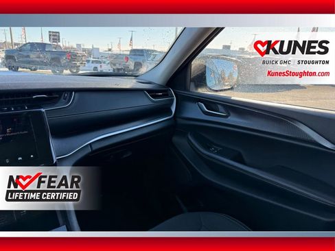 Used 2023 Jeep Grand Cherokee L Laredo image 42